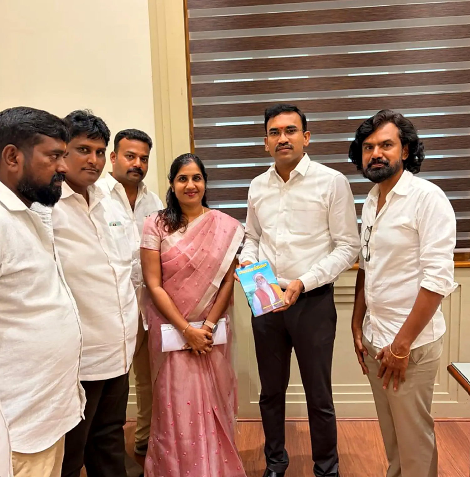 எடப்பாடி தொகுதி நிர்வாகிகளுடன் அரசு அலுவலகத்தில் மேனகா பாலகிருஷ்ணன்