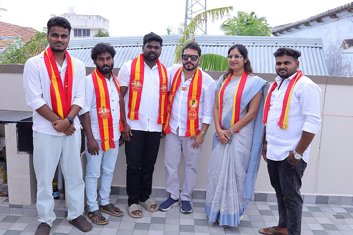 தமிழக வெற்றிக் கழகம் எடப்பாடி தொண்டர்களுடன் மேனகா பாலகிருஷ்ணன்